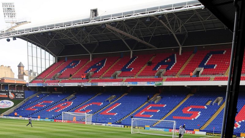 Sân vận động Selhurst Park, là sân nhà của Câu lạc bộ Crystal Palace hiện có 26.255 chỗ ngồi.